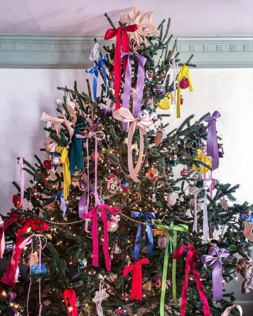 vintage style christmas tree decorations with ribbons